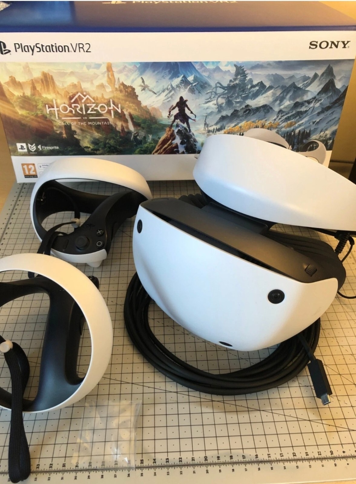 sony-playstation-vr2-headset-controllers-charging-dock Sony PlayStation VR2 headset with controllers and controller charging dock for PS5